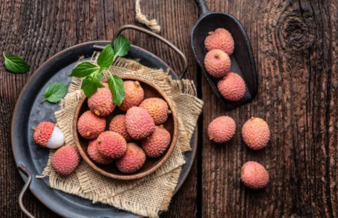 তাহলে কীভাবে চিনবেন আসল ও নকল রঙের লিচু? যদি লিচুটি অত্যধিক চকচকে হয়, সাবধান হোন। হাতে ধরলেই যদি রং উঠে আসে, ধরে নিন সেটি স্প্রে করা। বেশি দিন ধরে মজুত থাকা লিচু সাধারণত বেশি রঙিন দেখায়। ফলে না কেনাই ভাল।

